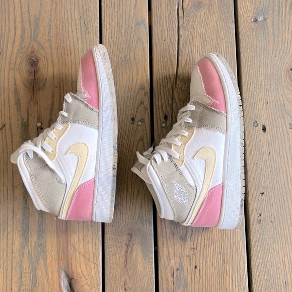 Jordan 1 Mid SE - Pastel Vivid Green Grind (GS) - Picture 2 of 13